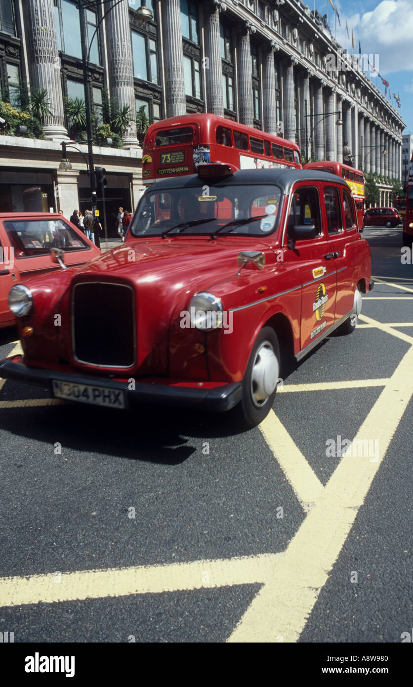 Taxi su Oxford Street Selfridges London Inghilterra England Foto Stock