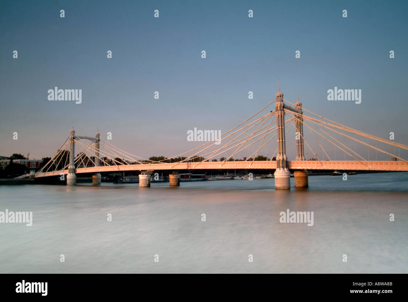 L'Albert Ponte sul Fiume Tamigi a Londra al tramonto. Foto Stock