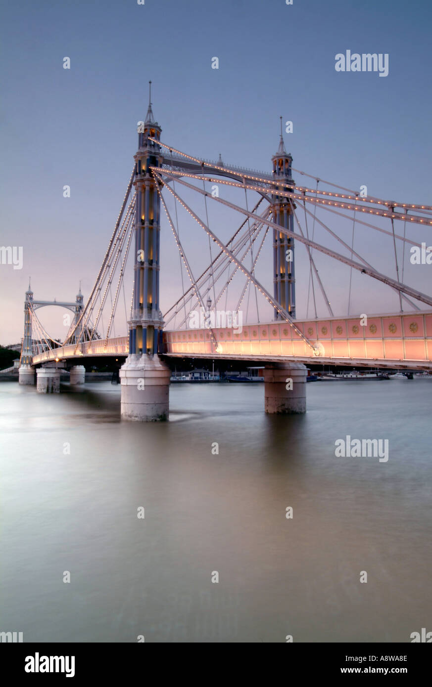 L'Albert Ponte sul Fiume Tamigi a Londra al tramonto. Foto Stock