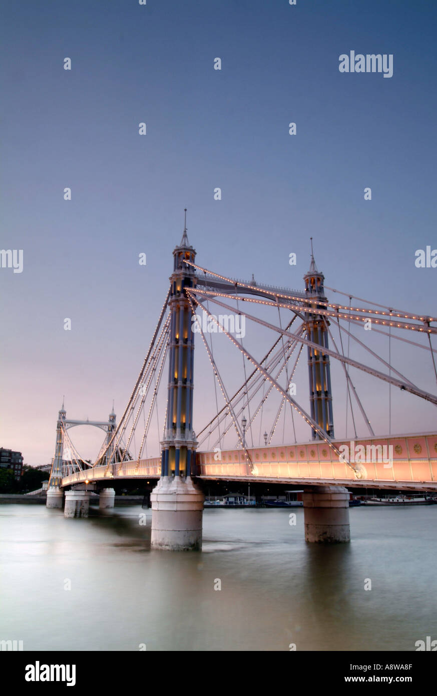 L'Albert Ponte sul Fiume Tamigi a Londra al tramonto. Foto Stock