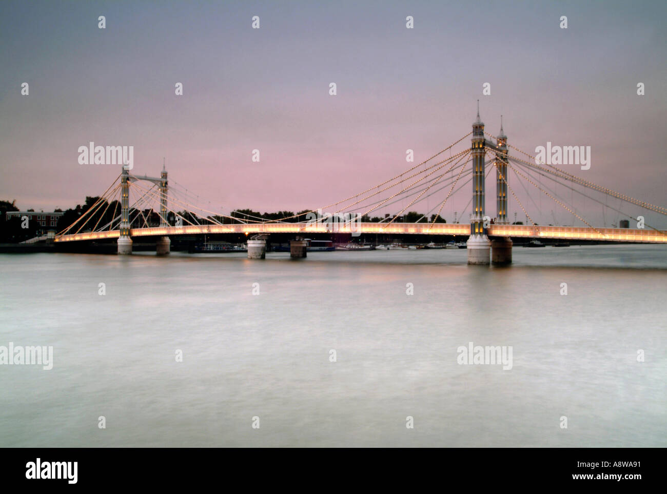 L'Albert Ponte sul Fiume Tamigi a Londra al tramonto. Foto Stock