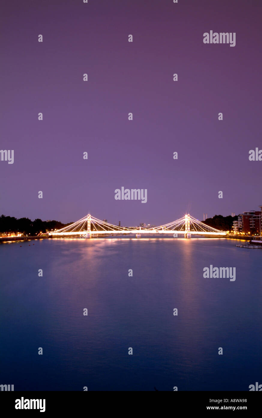 L'Albert Ponte sul Fiume Tamigi a Londra al tramonto. Foto Stock