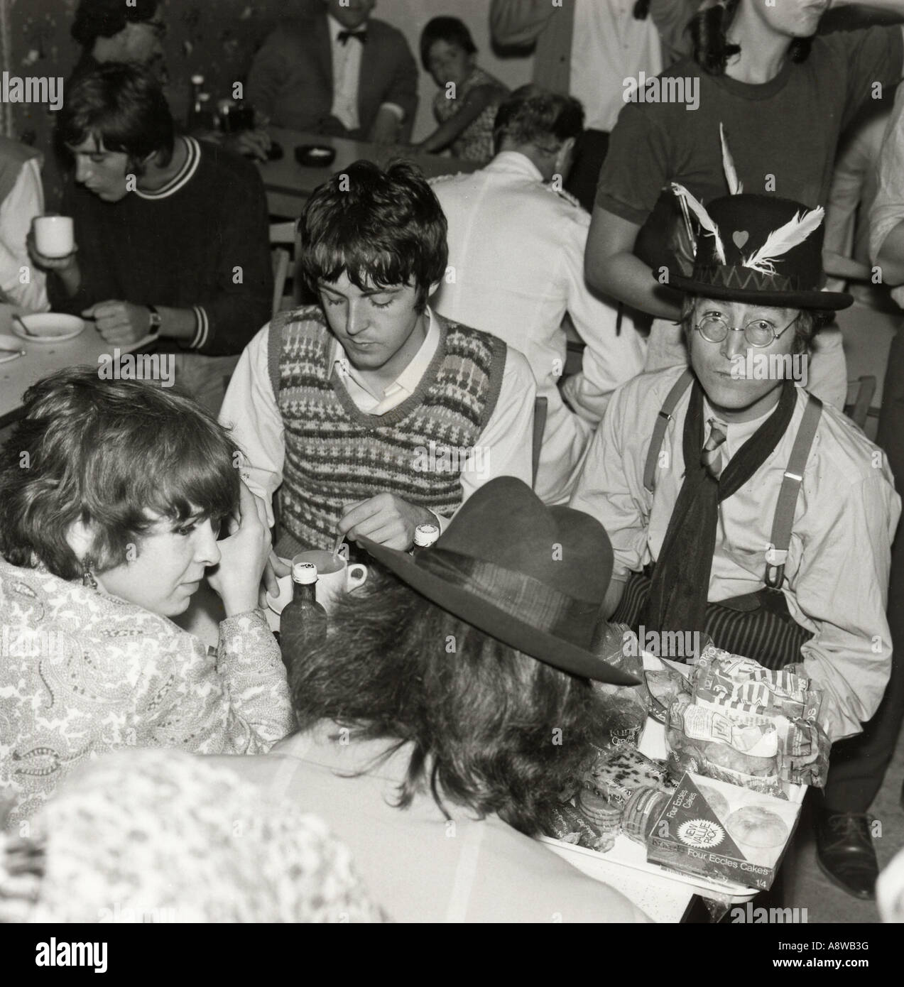 BEATLES prendere una pausa pranzo durante le riprese del magico mistero Tour a posizioni intorno all'Inghilterra meridionale nel settembre 1967 Foto Stock
