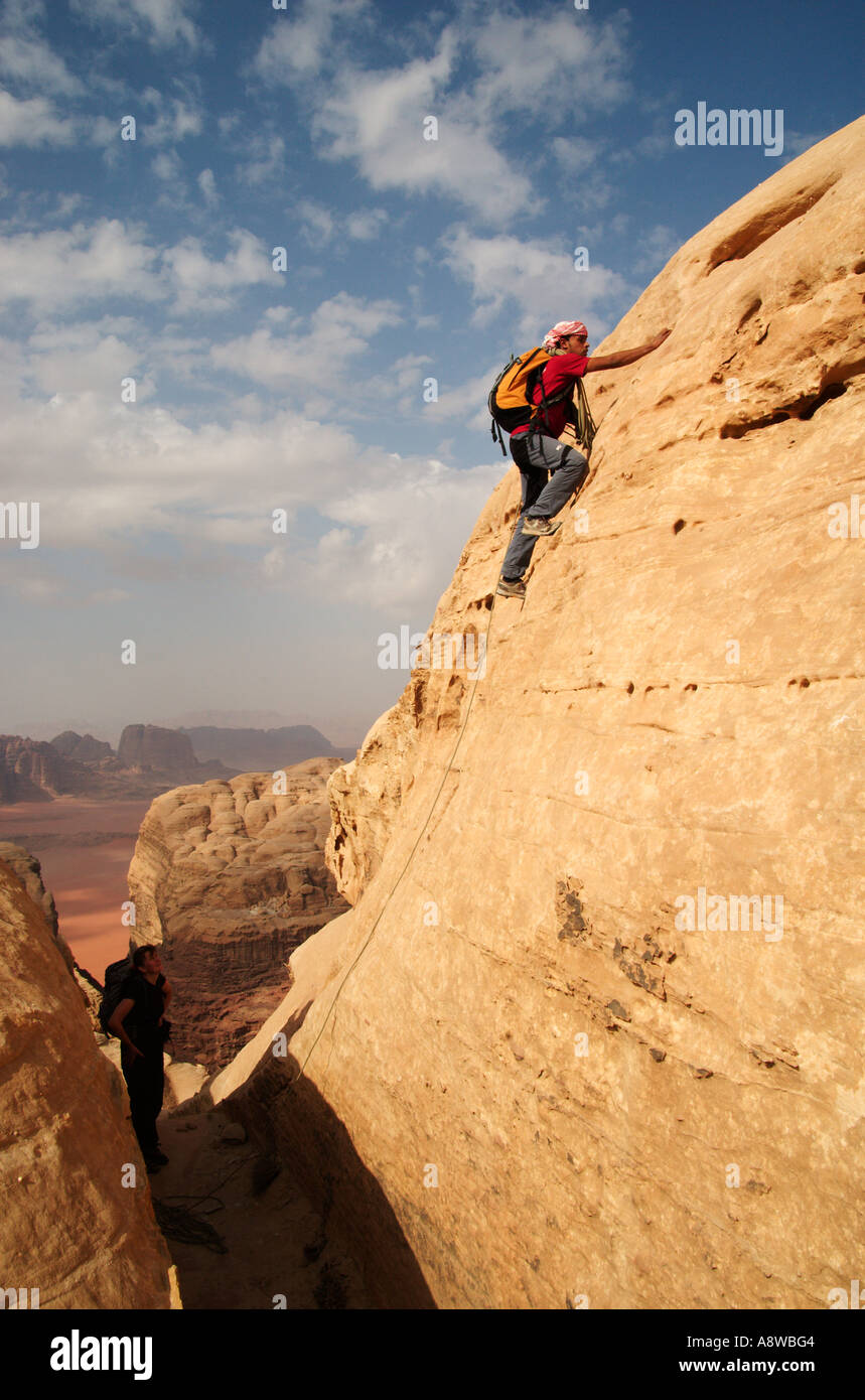 Passo del vertice sul percorso di scomposizione sul Jebel Khazali nel Wadi Rum Area protetta della Giordania Foto Stock