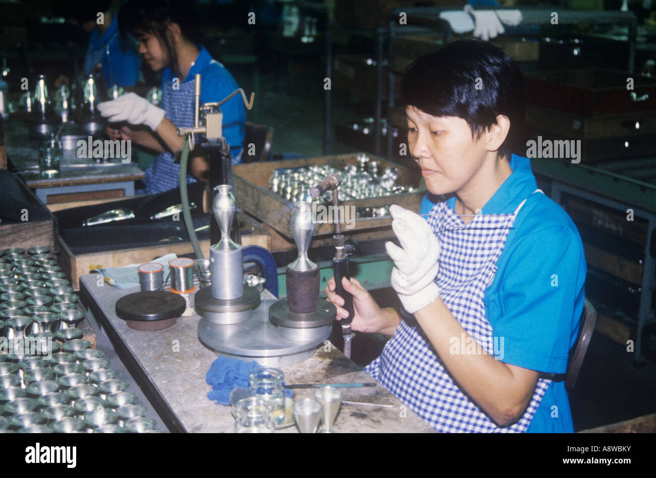 Le donne lavoratrici Peltro Selangor Malaysia in fabbrica Foto Stock
