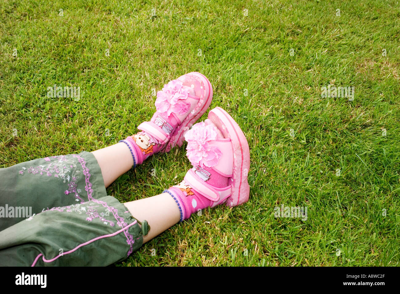 Le giovani ragazze piede sull'erba fotografato in maniera contemporanea Foto Stock