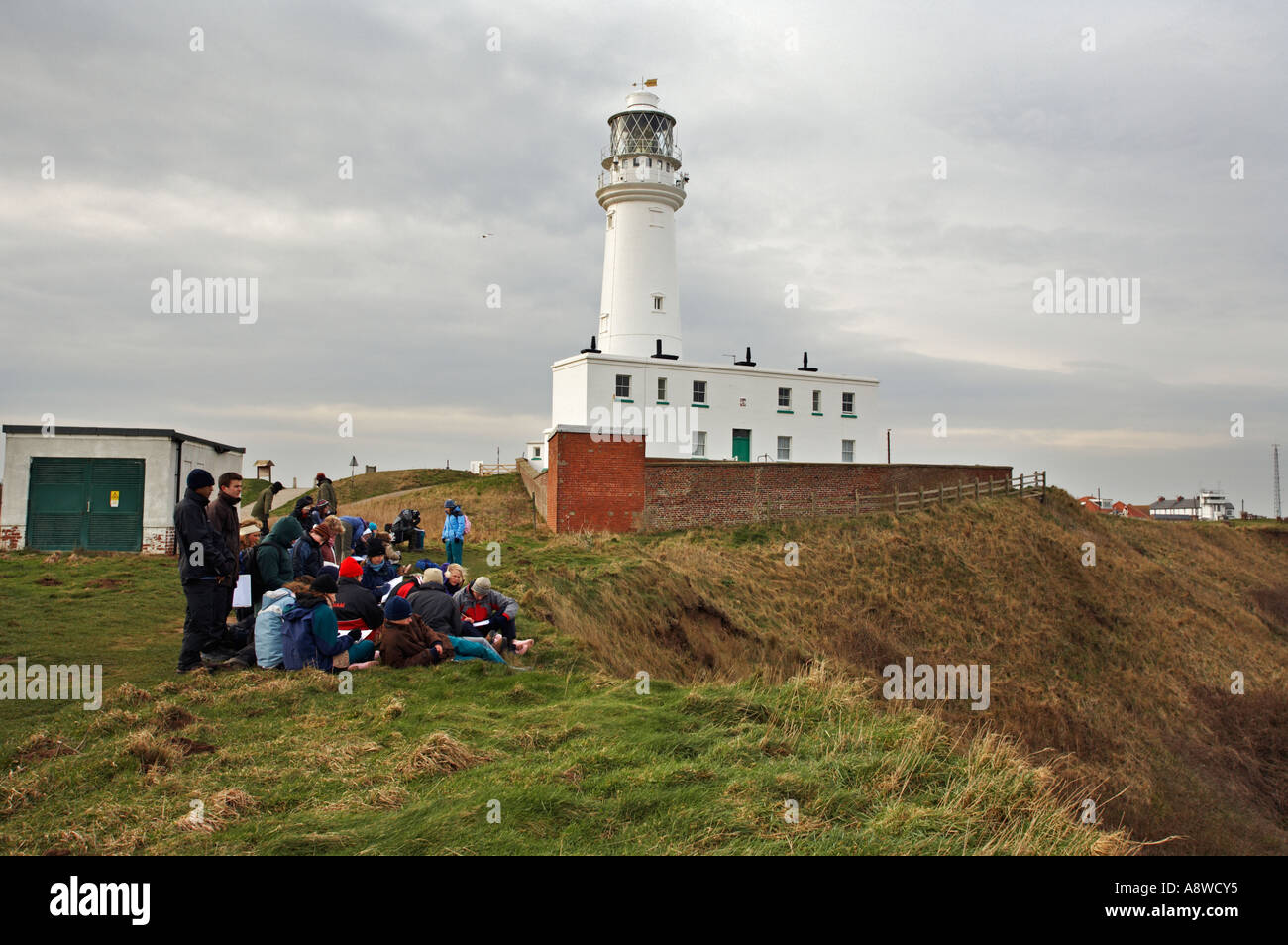 Gruppo di studenti, persone che registrano la vita degli uccelli al faro di Flamborough Head, Yorkshire, Regno Unito Foto Stock