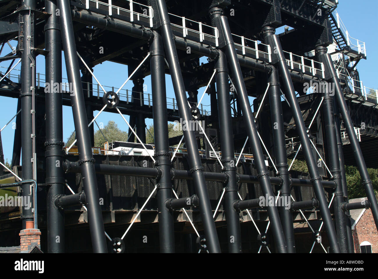 Barca che viene sollevato in Radlett Boat Lift vicino a Barnton Cheshire England Regno Unito Regno Unito Foto Stock