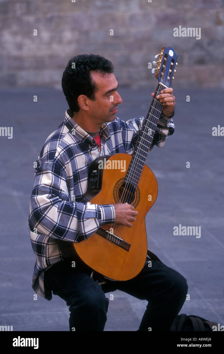 1, uno, spagnoli, Spagnolo uomo, uomo adulto, chitarrista, chitarrista, suonare la chitarra acustica, suonare la chitarra, Barcellona, Provincia di Barcellona, Spagna Foto Stock