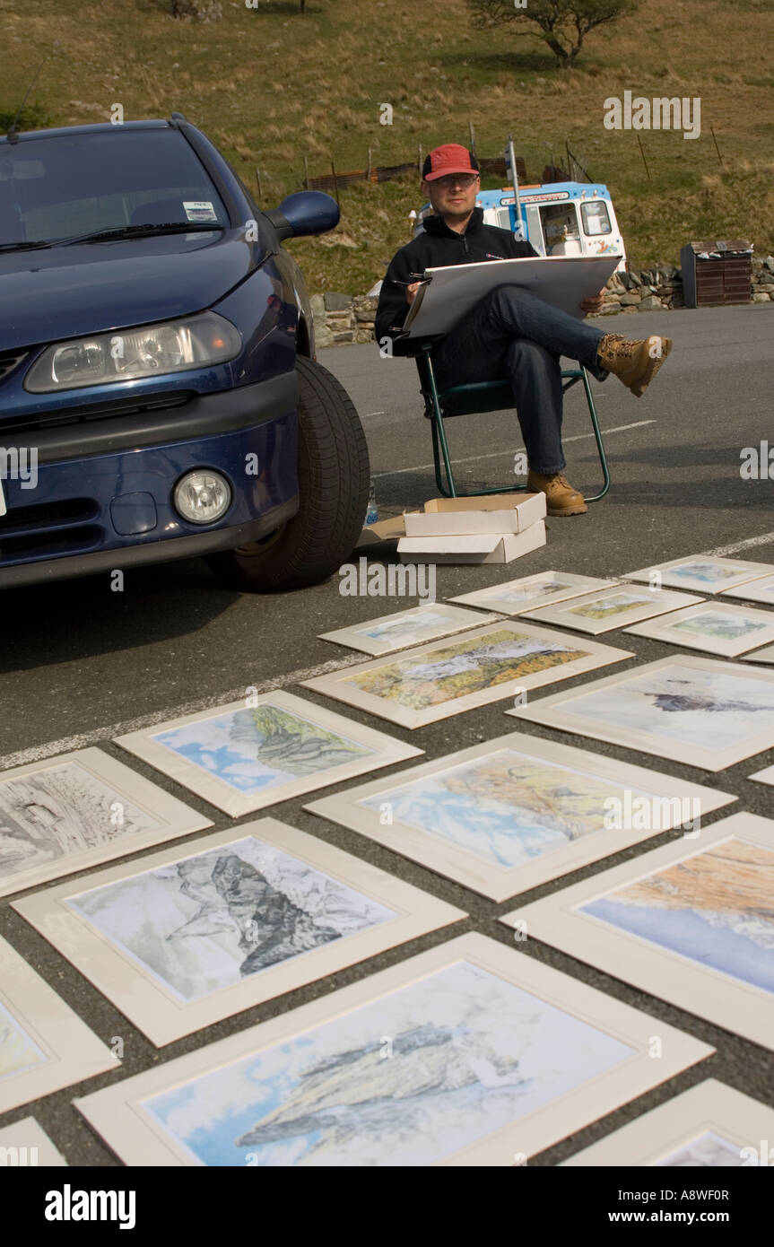Pittore con opere d'arte in vendita in banchina lay-da su A498 nella valle Gwynant snowdonia national park il Galles del nord Foto Stock