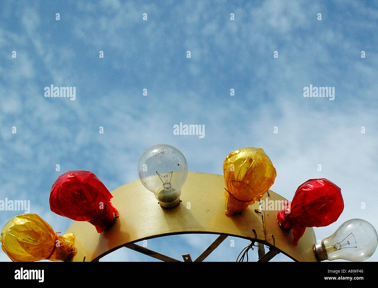 SUB90534 giallo arancione rosso colorato di lampadine elettriche contro il cielo blu a kumbh fair Foto Stock