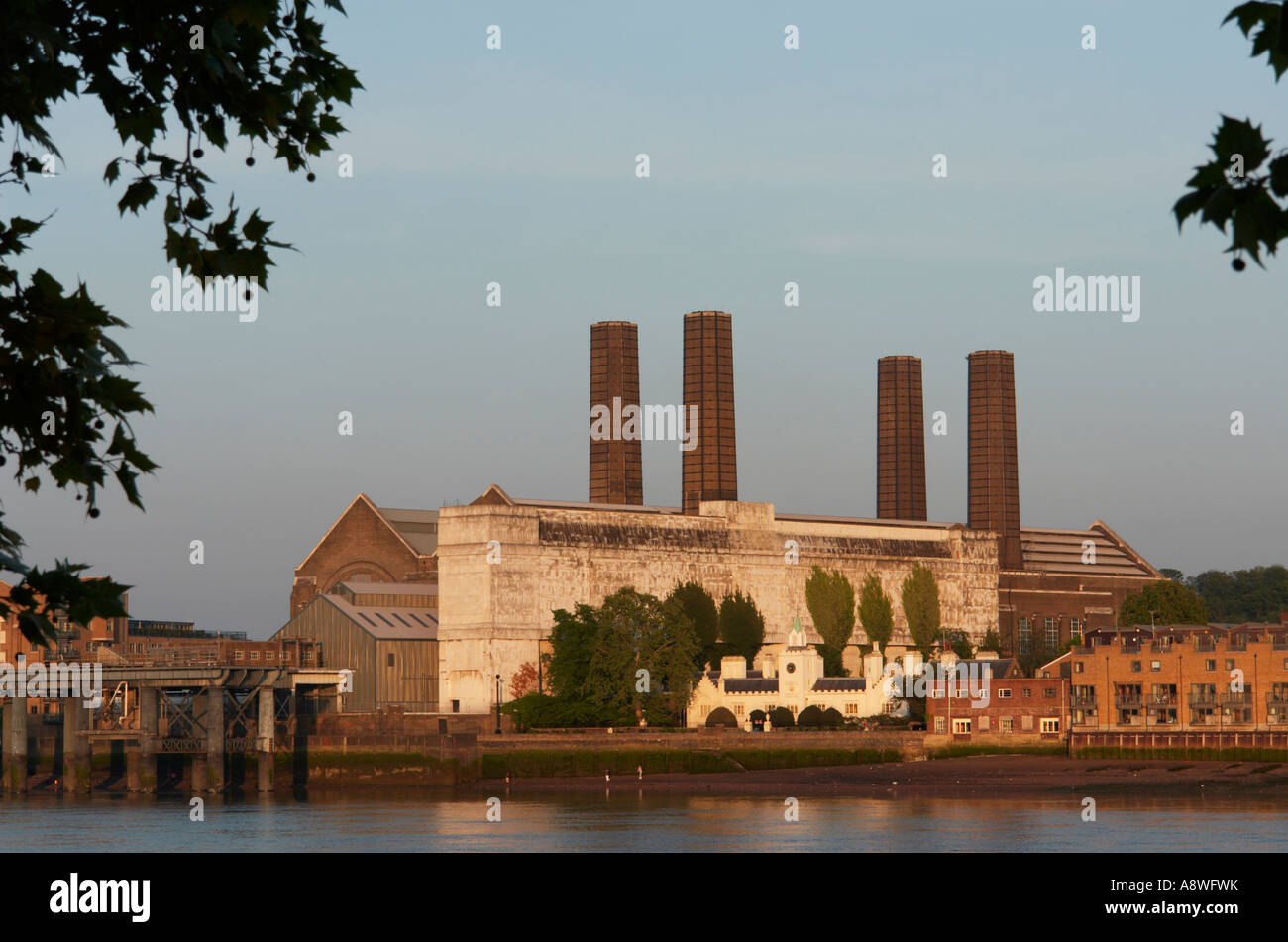 Oltre il Tamigi verso il Trinity Hospital di Londra Greenwich Foto Stock