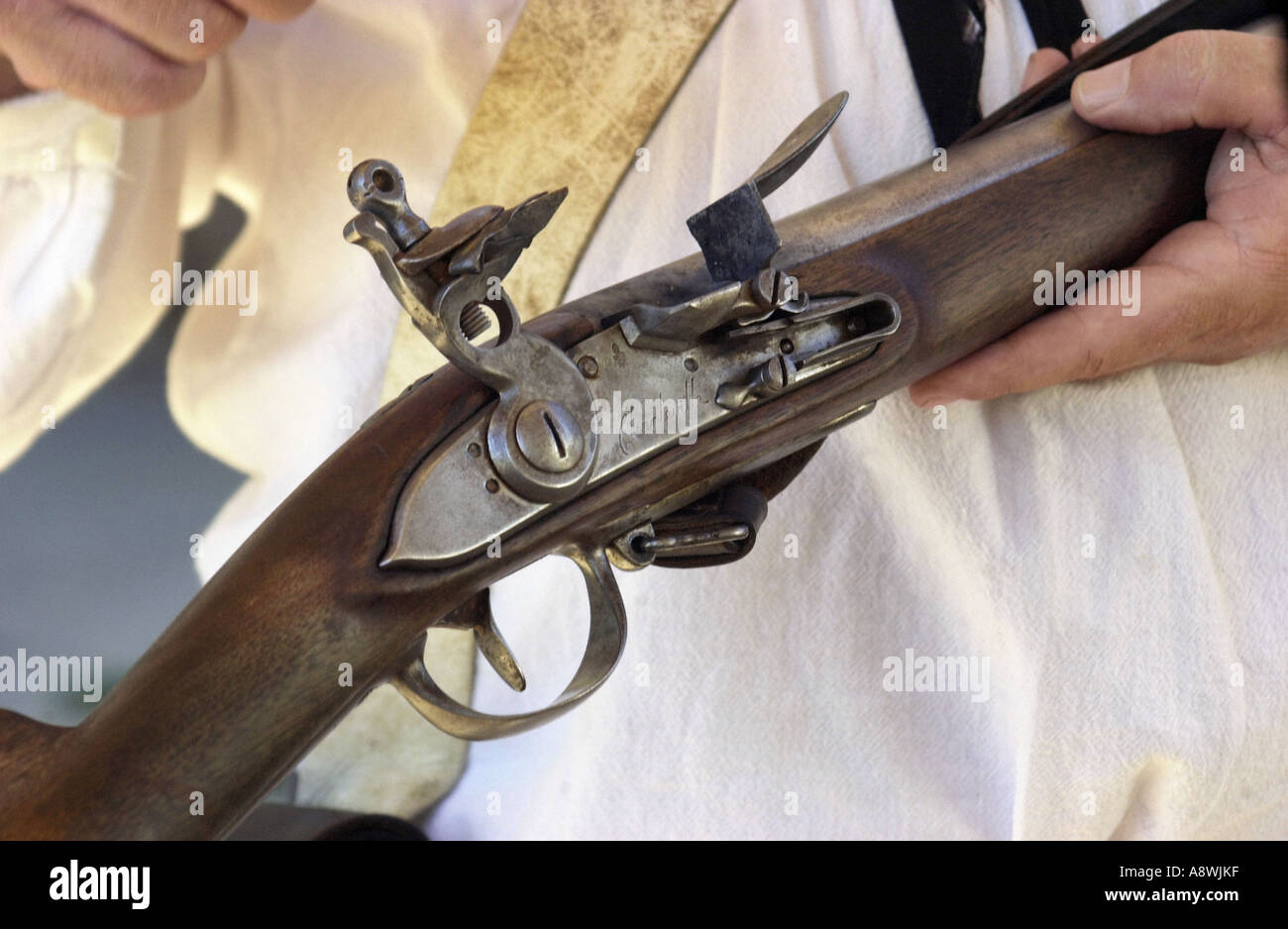 Flintlock moschetto dimostrato da un reenactor a Sutters Fort a Sacramento in California. Fotografia digitale Foto Stock