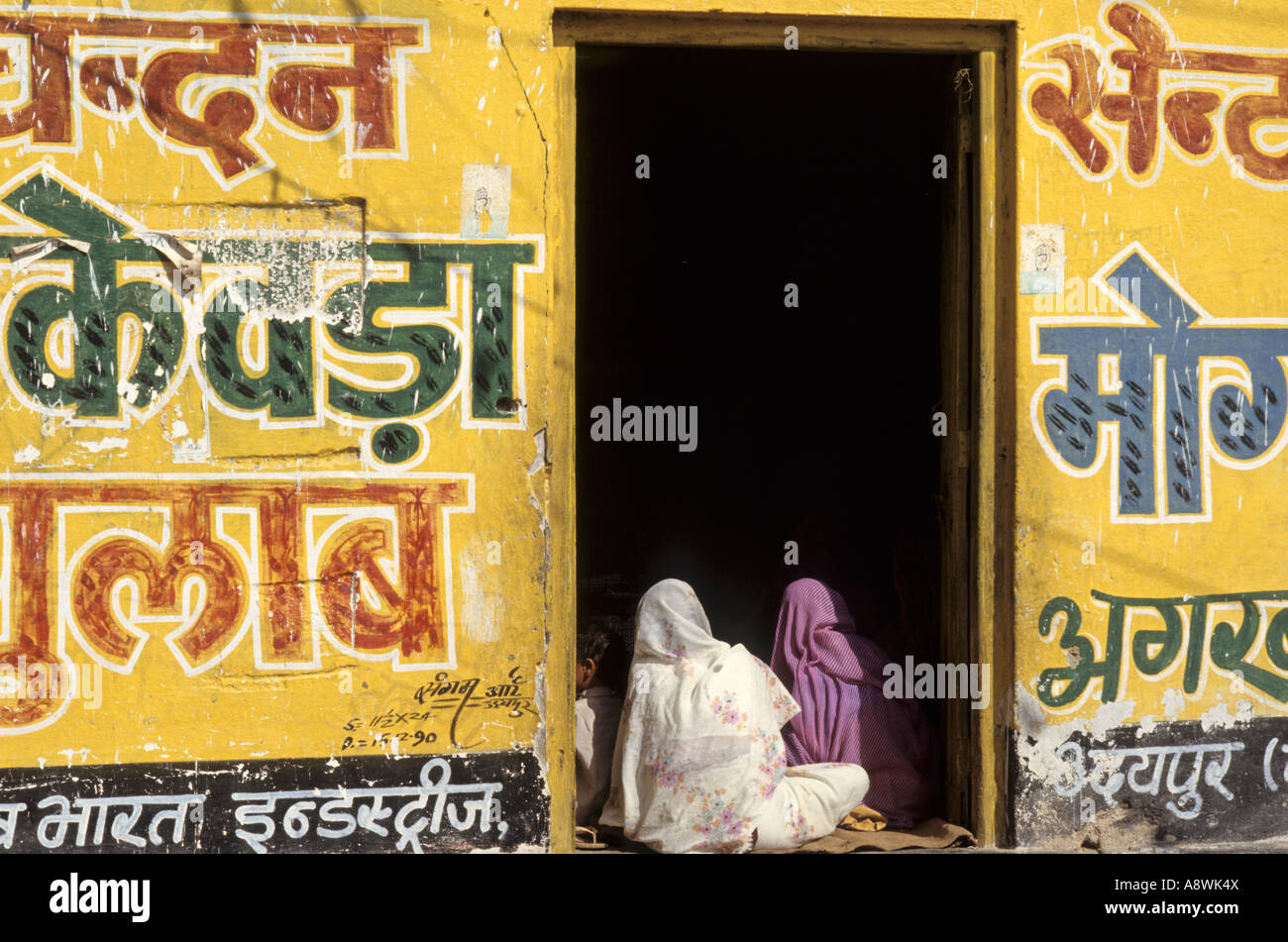 Una casa colorata di fronte nella città di Udaipur, Rajasthan IN Foto Stock