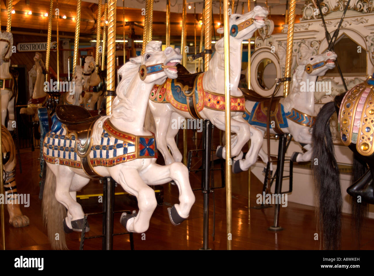 Stati Uniti d'America, Washington, Spokane, il Riverfront Park, 3 cavalli bianchi su 1909 Loof storico giostra. 2006 Foto Stock