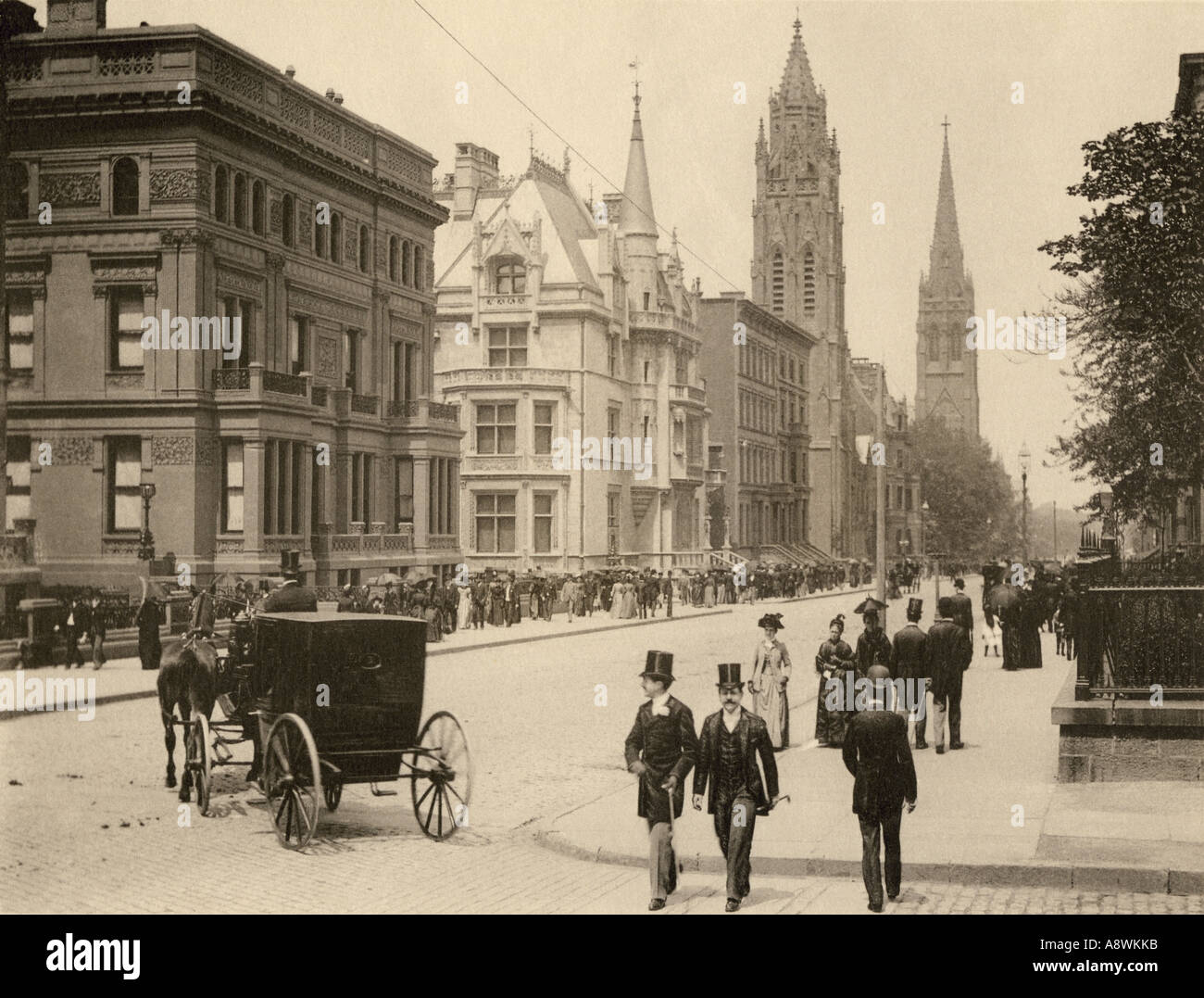 Upperclass domenica passeggini lungo la Quinta Avenue alla moda di New York City 1894. Helios Foto Stock