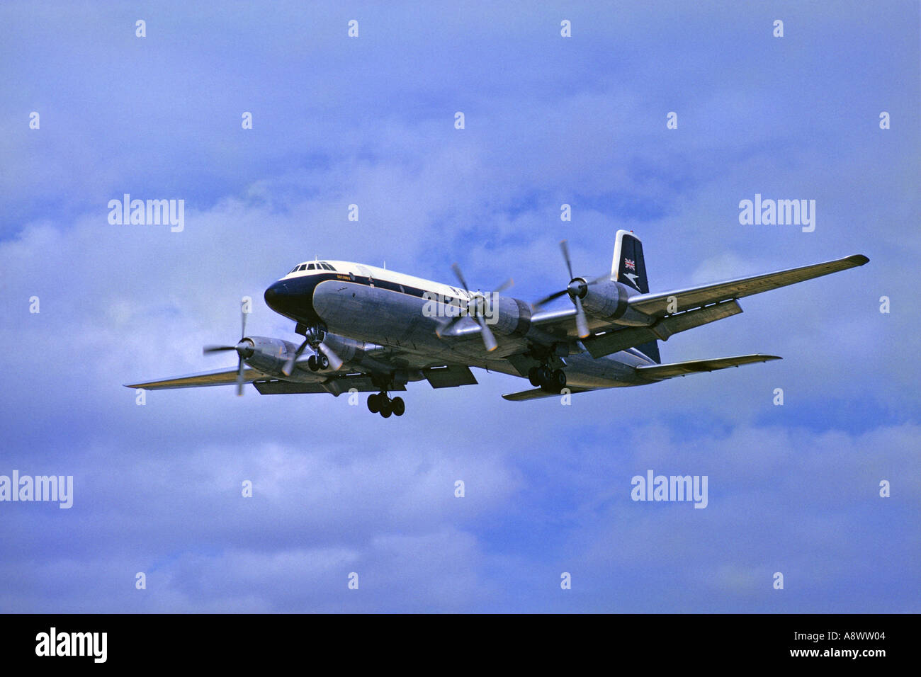 BOAC Bristol Britannia "Whispering Giant' G-AOVH approccio di atterraggio all'Aeroporto di Londra Heathrow LHR nel 1963. JMH0554 Foto Stock
