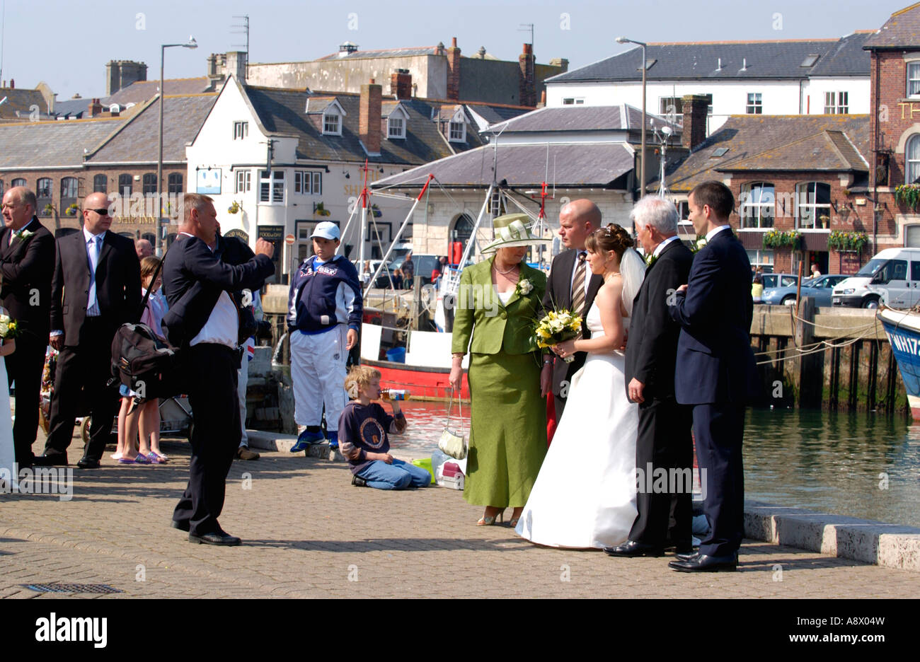 Gruppo di nozze su l'Harbourside a Weymouth Dorset England Regno Unito Foto Stock