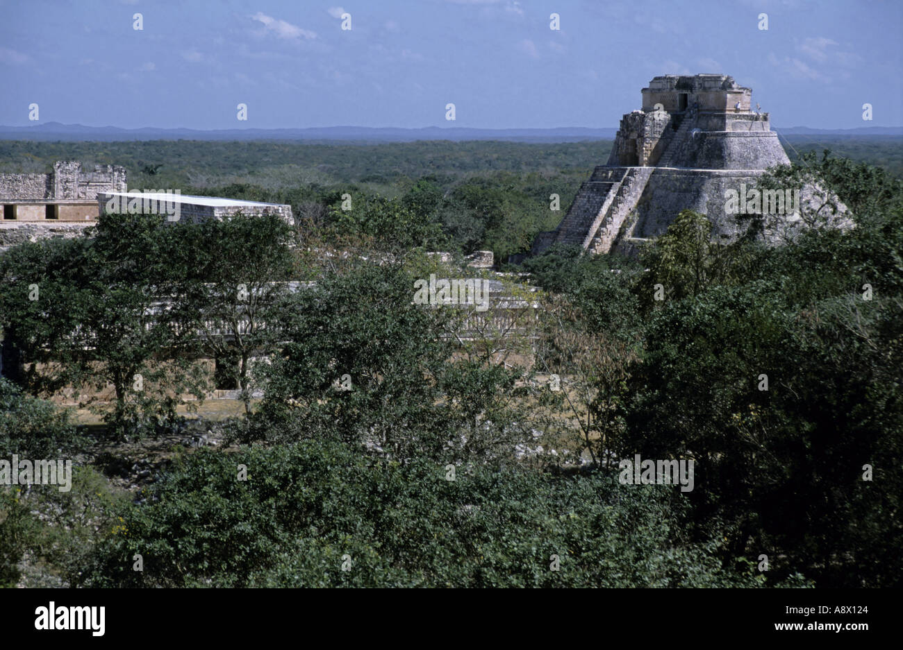 Uxmal, Messico - Le rovine maya della piramide del mago visto dal convento un quadrangolo Uxmal, Yucatan, Messico Foto Stock