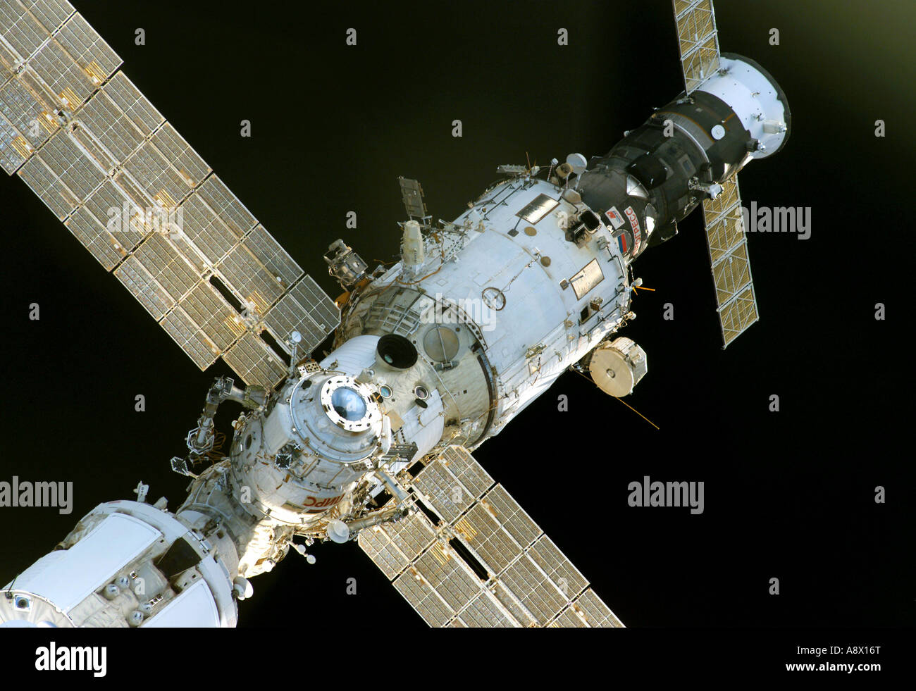 La stazione spaziale internazionale e lo Space Shuttle Discovery iniziano la loro relativa separazione Foto Stock