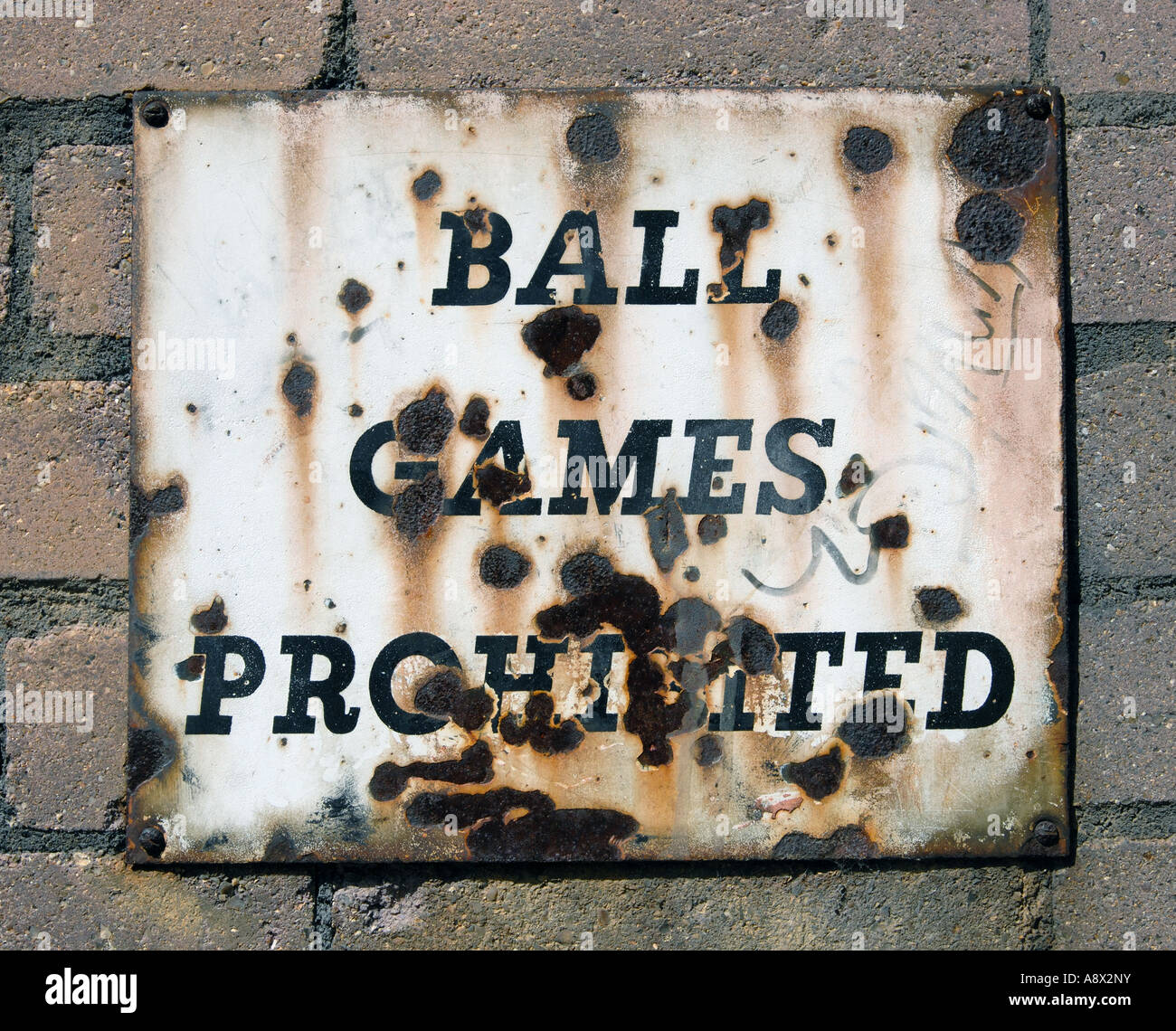 Park Hill appartamenti Sheffield South Yorkshire giochi con la palla vietato firmare Foto Stock