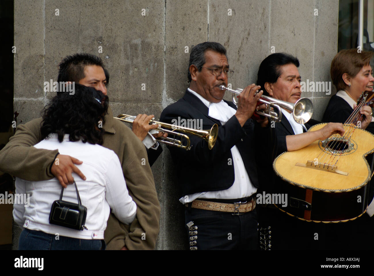 Mariachi la riproduzione sulla strada nel centro di Città del Messico Foto Stock