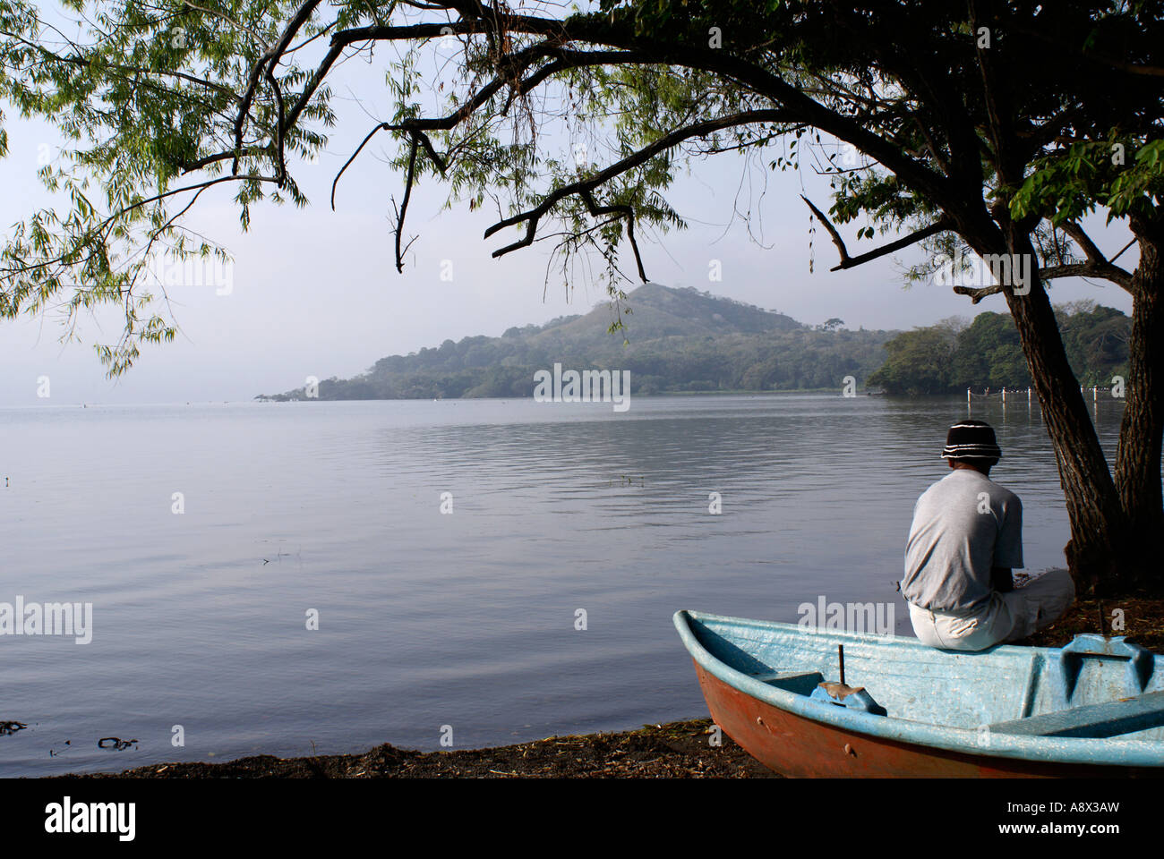 Barca operatore contemplando misty Lago Catemaco nello stato di Veracruz, Messico Foto Stock