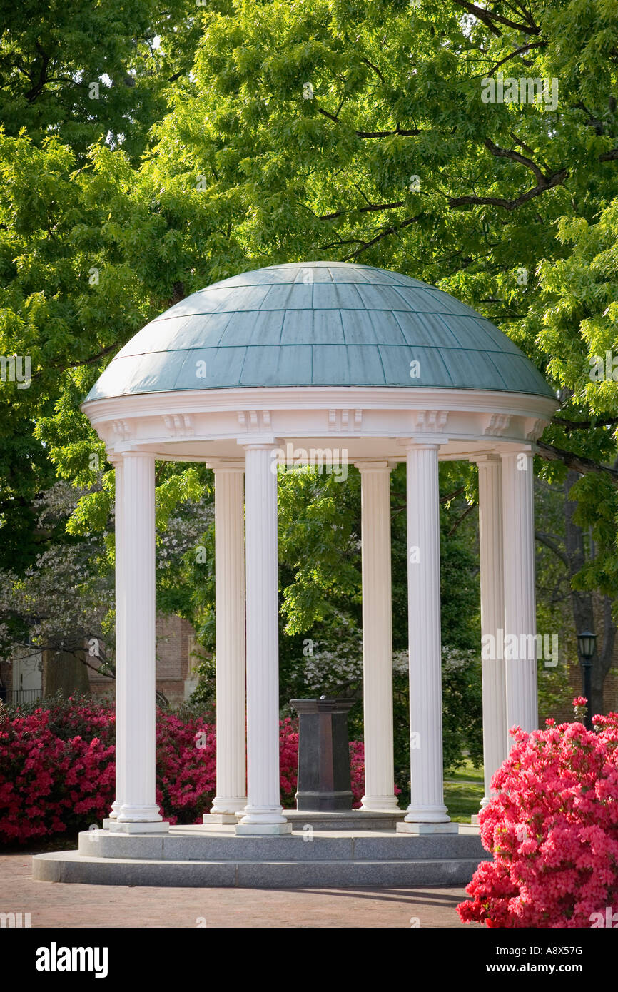 Il vecchio pozzo simbolo dell Università del Nord Carolina e azalee Chapel Hill Foto Stock