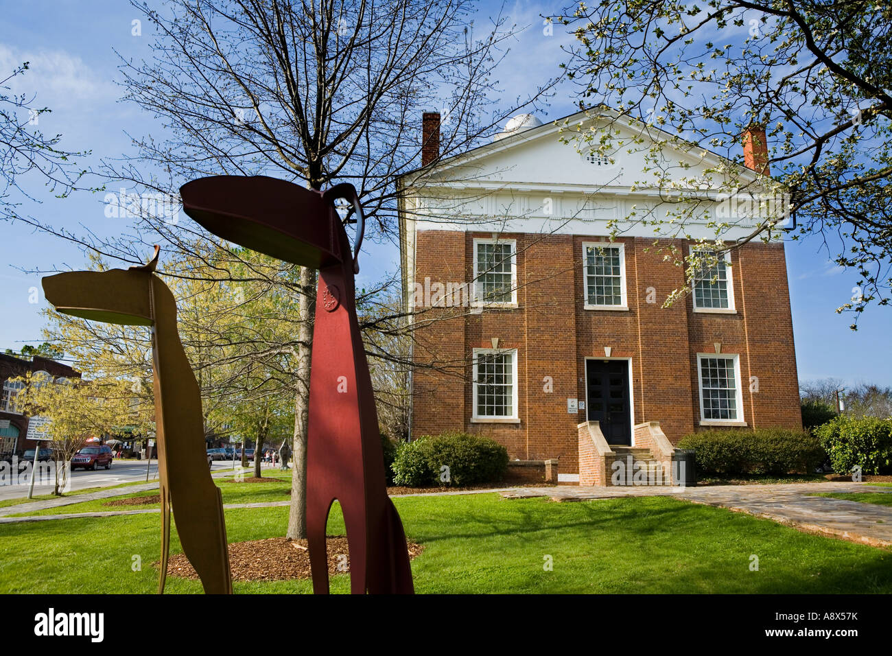 Vecchio Orange County Courthouse con sculture moderne Hillsborough North Carolina Foto Stock