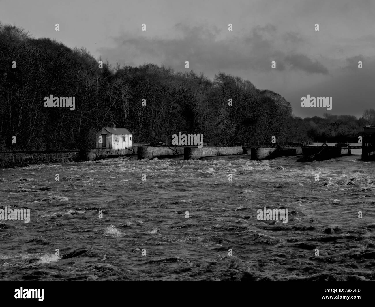 La parte inferiore del fiume Bann infuria attraverso le paratoie fuori Coleraine Irlanda del Nord Foto Stock