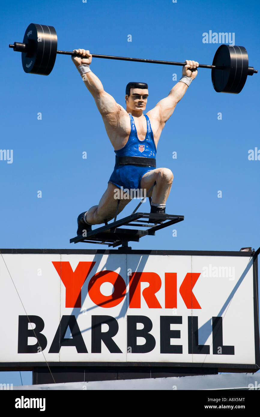 Meccanica weightlifter a York Barbell fabbricazione attrazione stradale York Pennsylvania Foto Stock