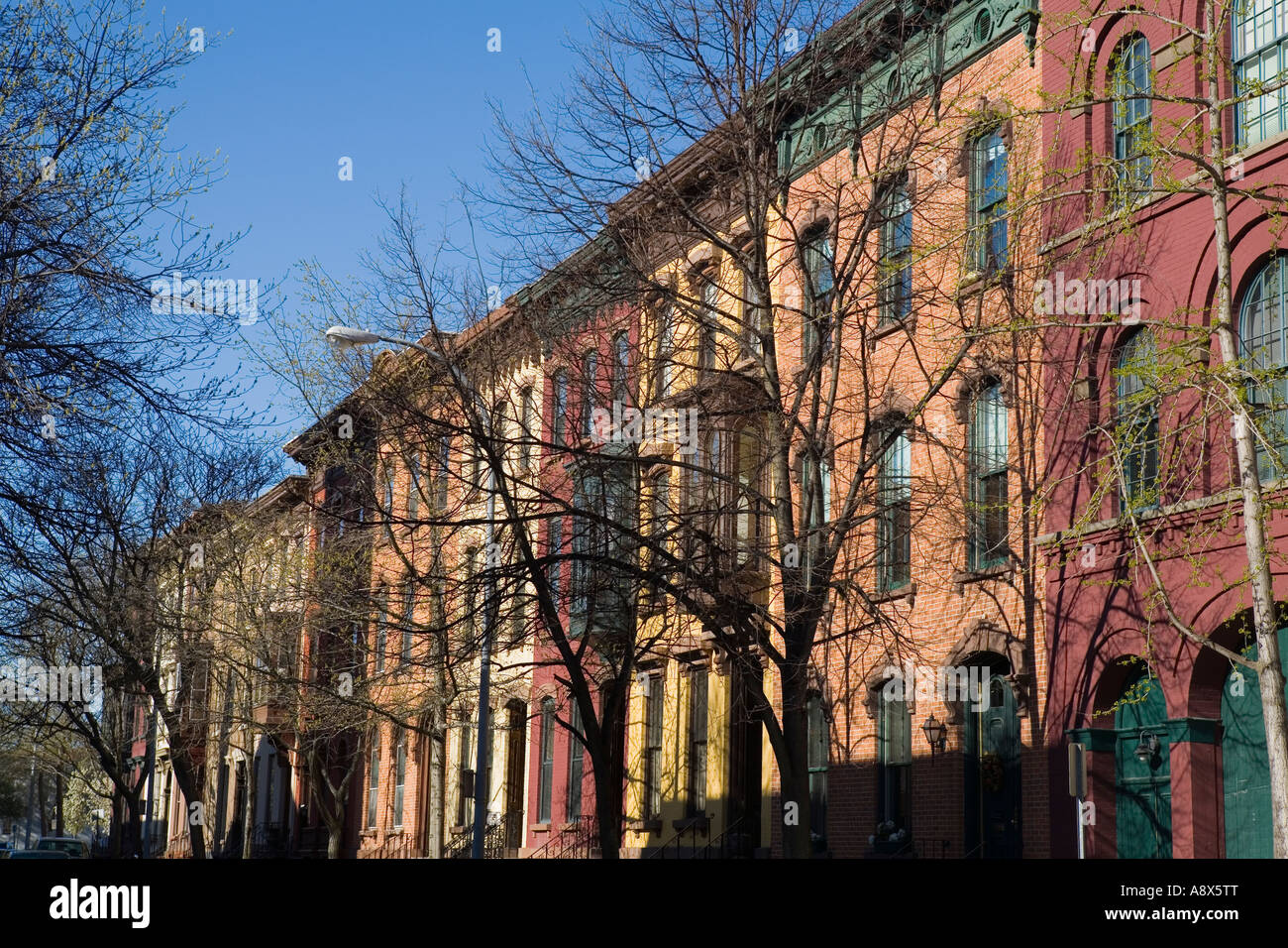 La colorata Vecchia case di mattoni nel quartiere storico di Troy New York Foto Stock