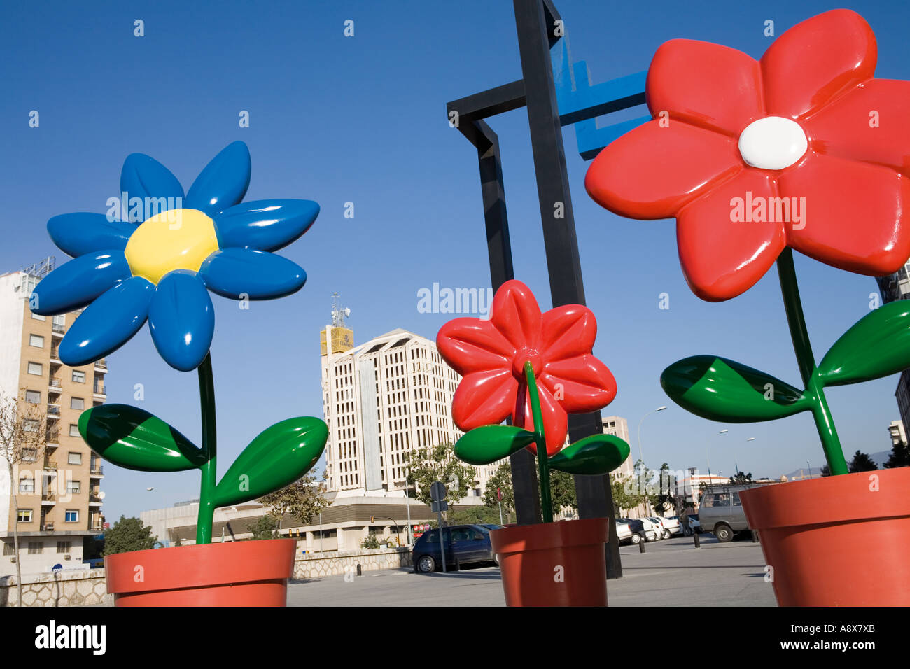 Malaga Costa del Sol Spagna fiori di plastica al di fuori del Centro de Arte Contemporáneo Museo di Arte Contemporanea Foto Stock