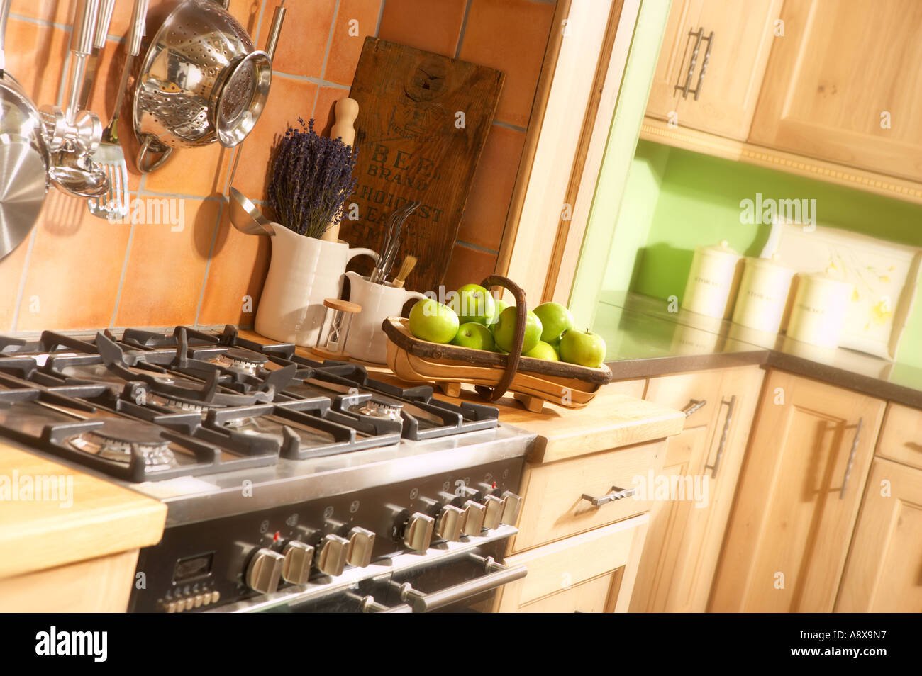 Moderna cucina con fornello a gas di cottura e utensili da cucina Foto Stock