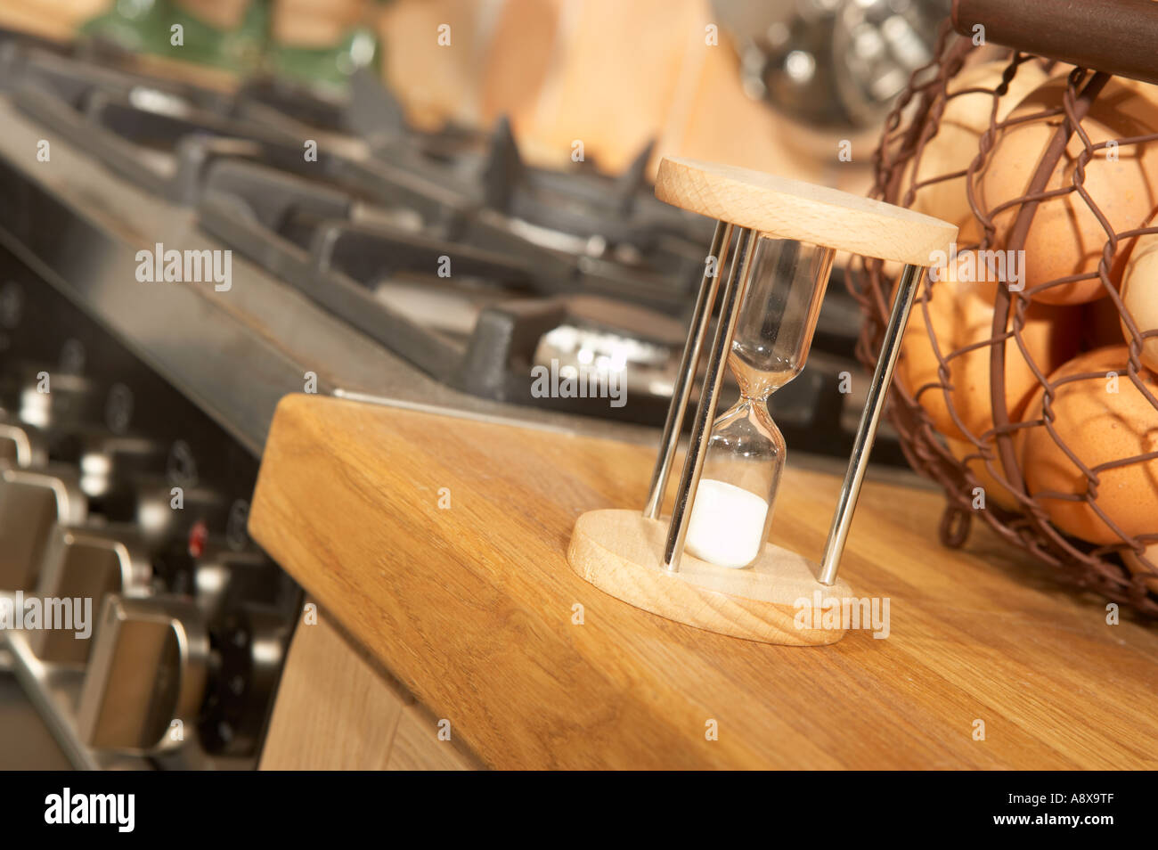 Moderna cucina con fornello a gas di cottura e utensili da cucina Foto Stock