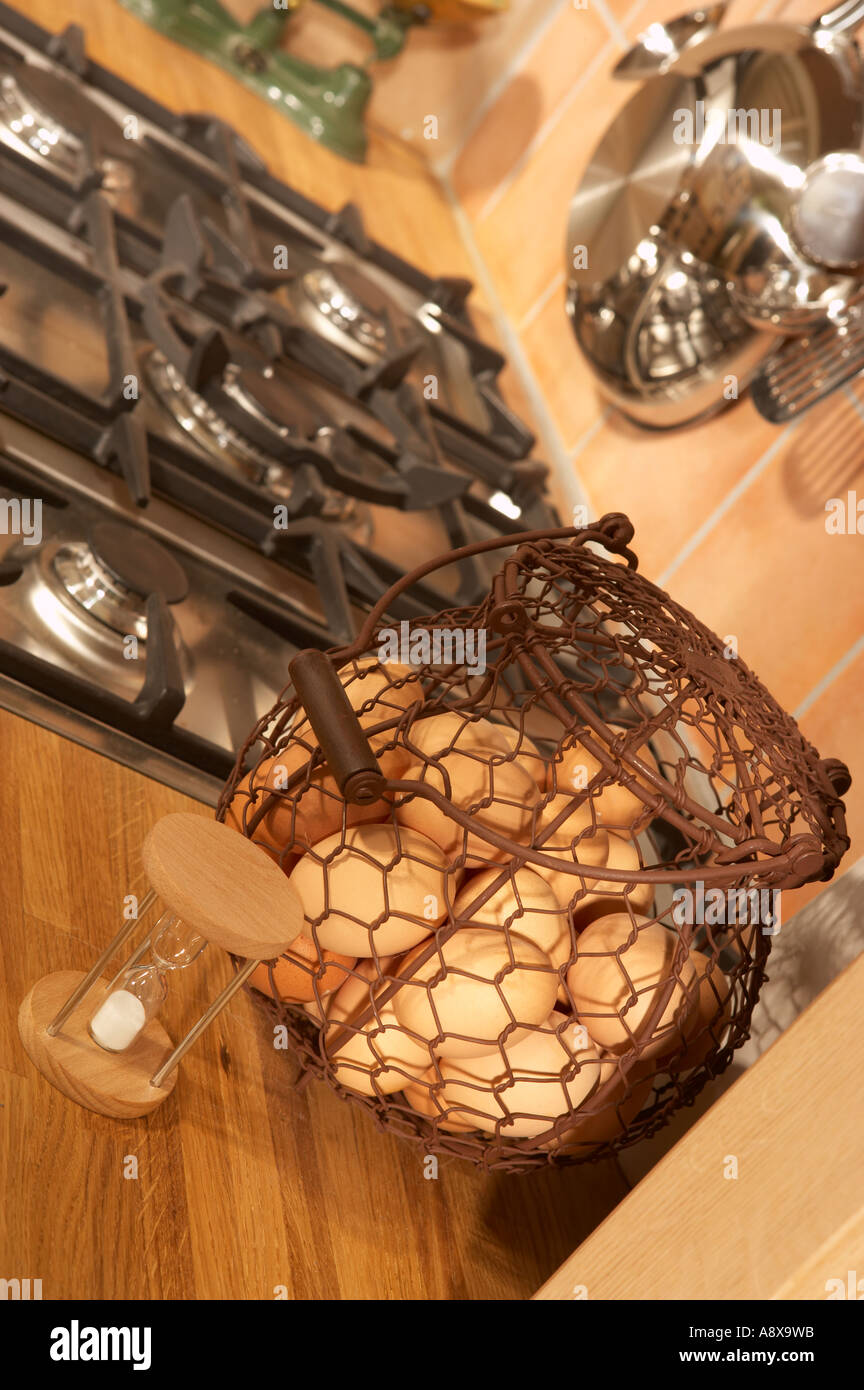Moderna cucina con fornello a gas di cottura e utensili da cucina Foto Stock
