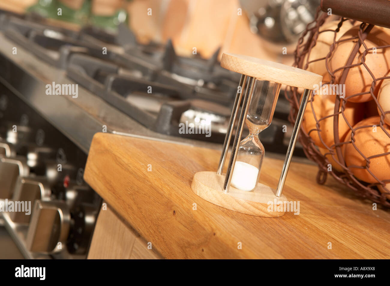 Moderna cucina con fornello a gas di cottura e utensili da cucina Foto Stock
