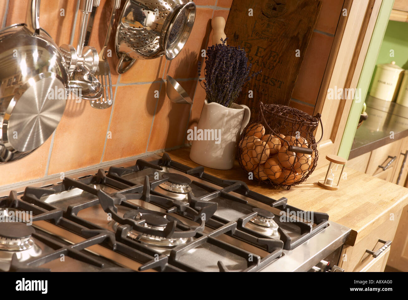 Moderna cucina con fornello a gas di cottura e utensili da cucina Foto Stock