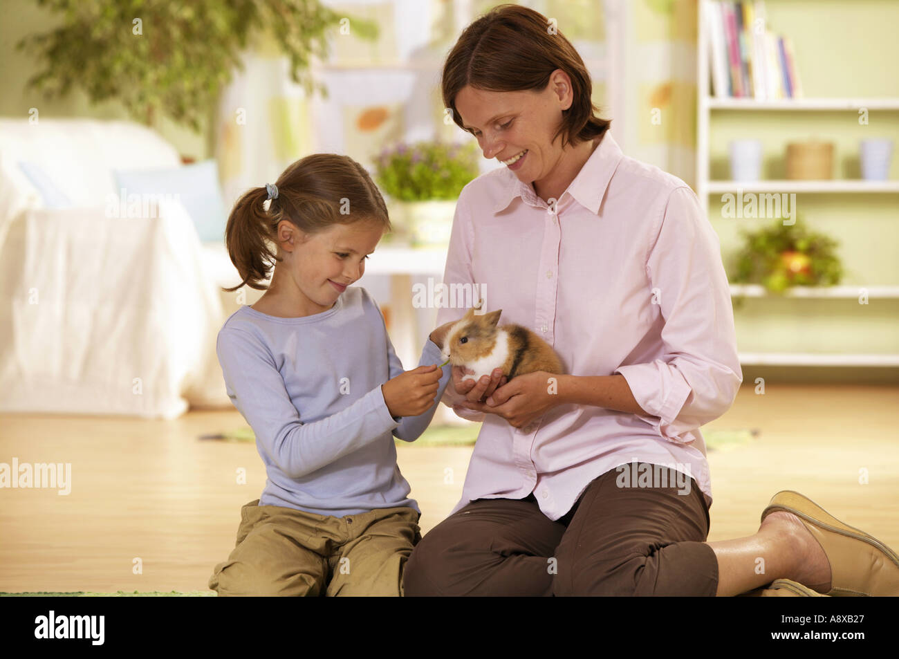 La donna e la ragazza con un pigmeo di coniglio Foto Stock