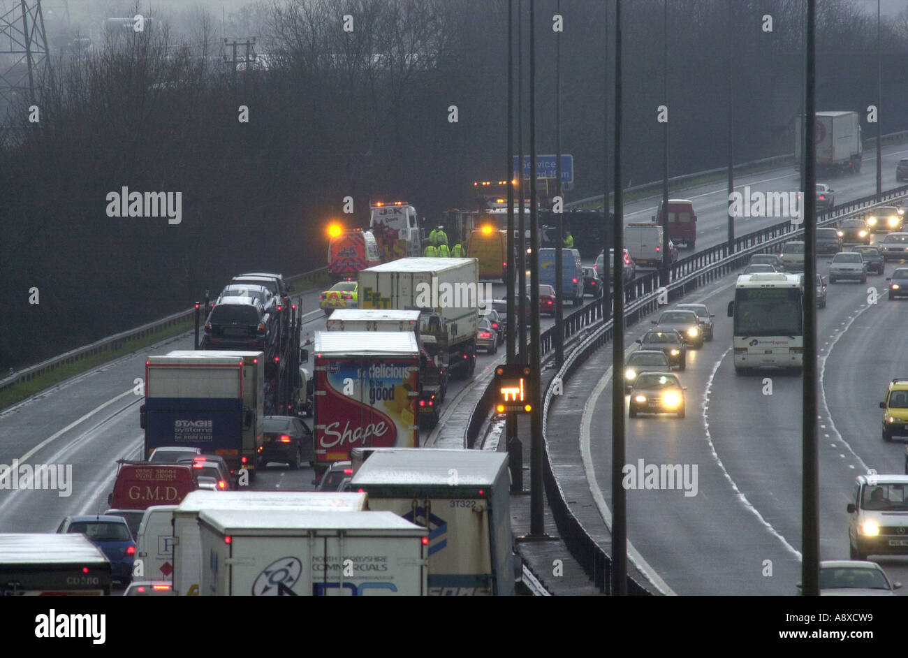 Il traffico pesante sulla autostrada M1 attraverso Bedfordshire Regno Unito Foto Stock