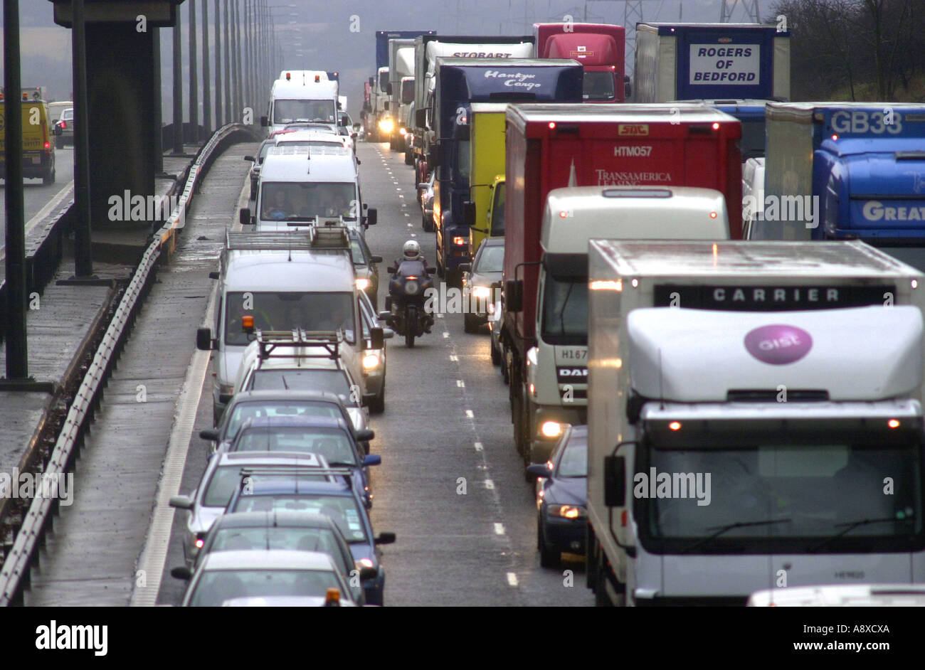 Il traffico pesante sulla autostrada M1 attraverso Bedfordshire Regno Unito Foto Stock