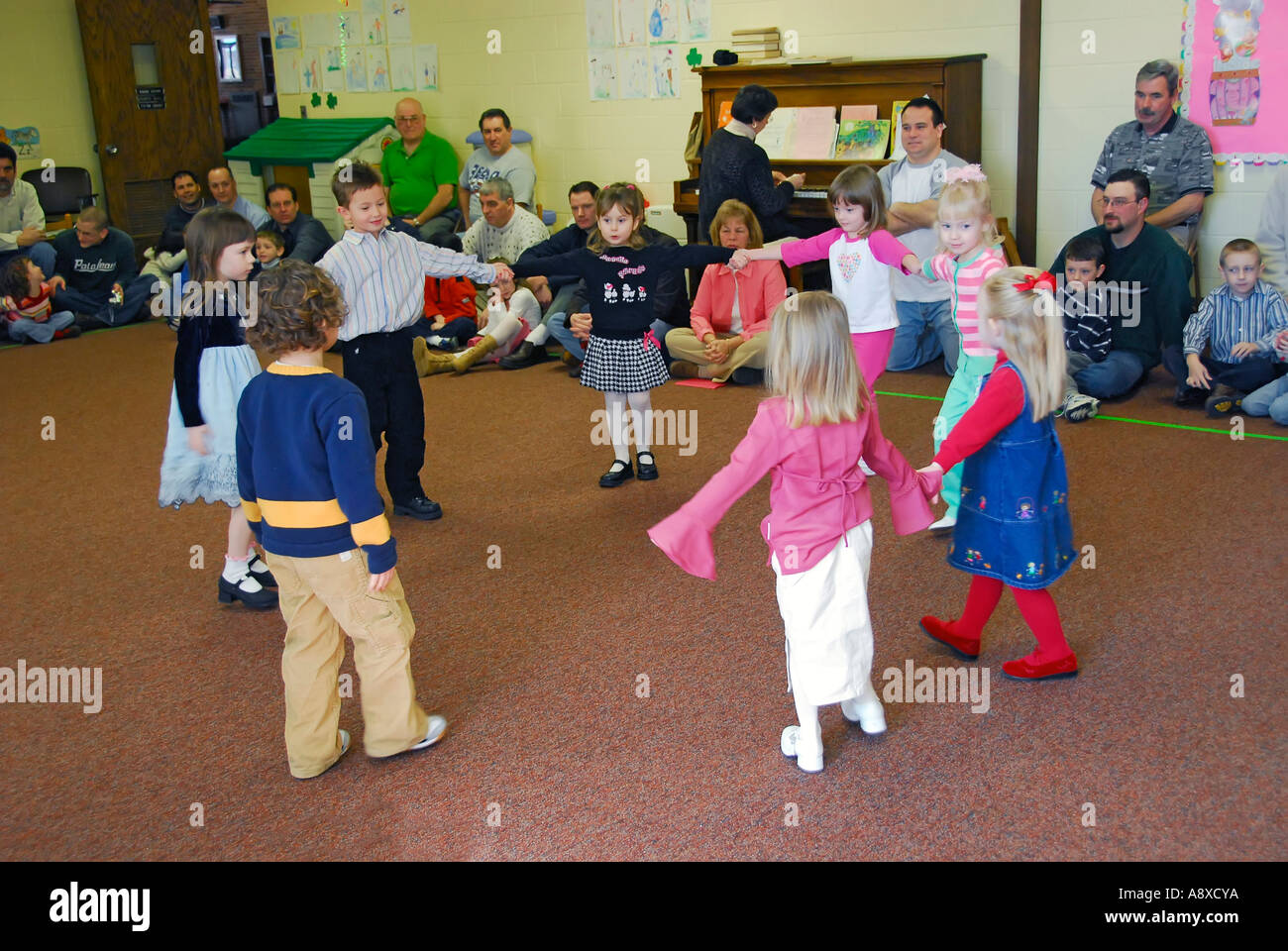 Padre assiste educative speciali report progressi giorno con figlio figlia che frequentano asili nido Scuola pre Foto Stock