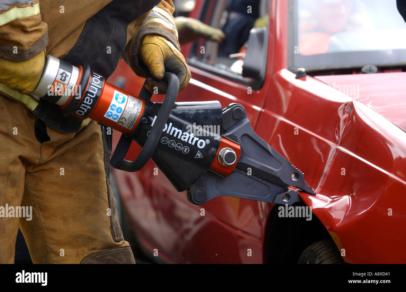 Vigili del fuoco tagliata aperta di un auto durante un trapano di formazione Foto Stock