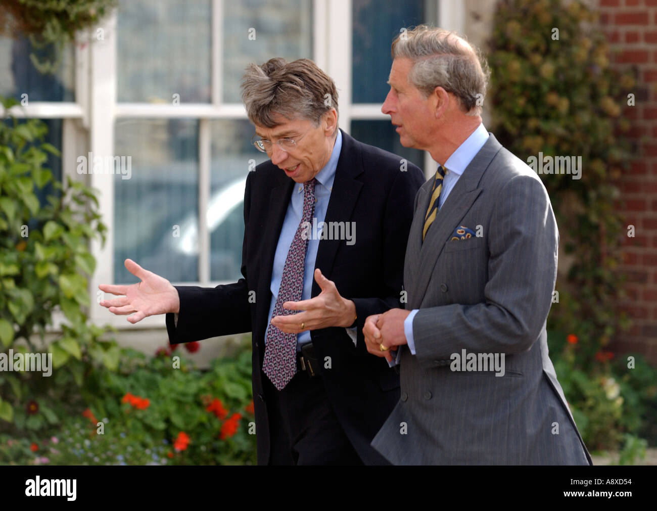 Il principe Charles tours il Poundbury sviluppo con alloggiamento del lavoro Ministro Keith Hill MP in Dorset Regno Unito Regno Unito Foto Stock