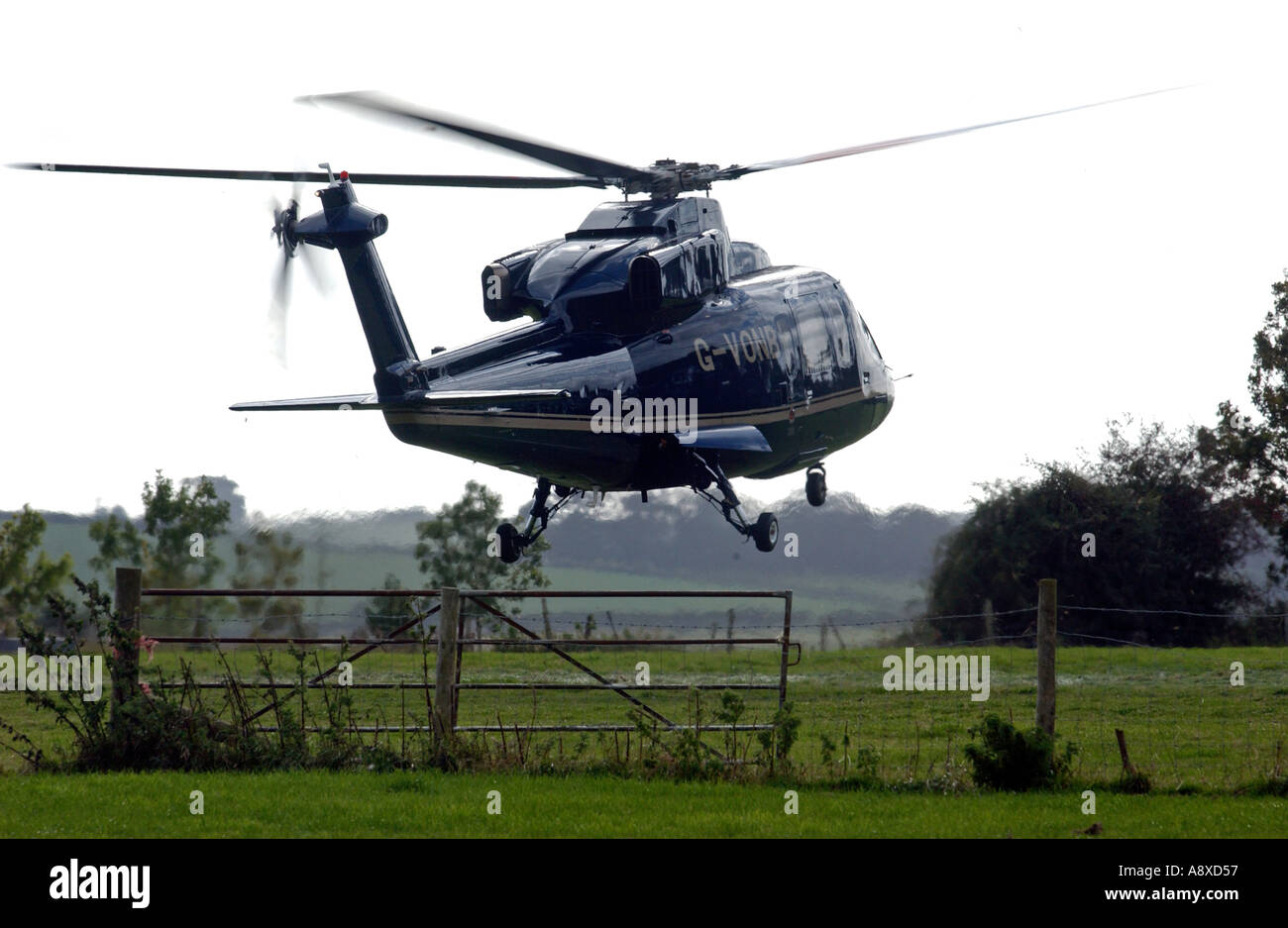 Il principe Charles elicottero a sviluppo Poundbury nel Dorset Regno Unito Regno Unito Foto Stock