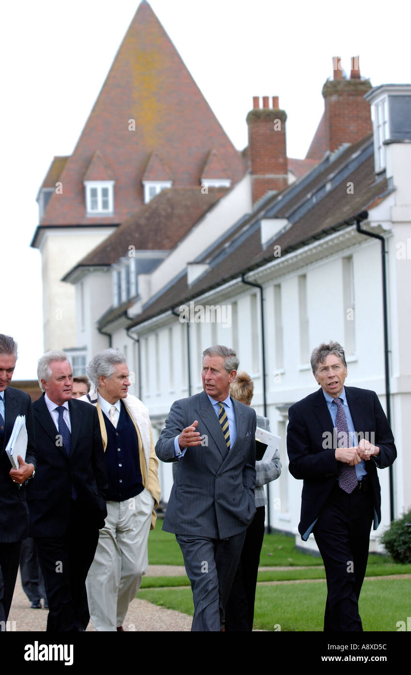 Il principe Charles tours il Poundbury sviluppo con alloggiamento del lavoro Ministro Keith Hill MP a destra in Gran Bretagna Dorset Regno Unito Foto Stock