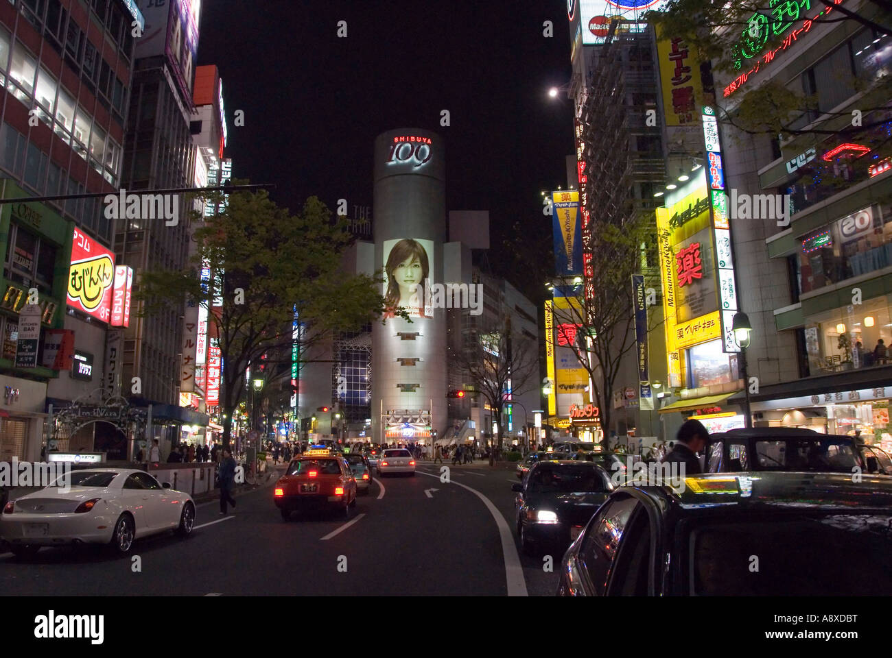 Il principale gai o la strada dello shopping di Shibuya per lo shopping e lo svago a Tokyo Giappone Foto Stock