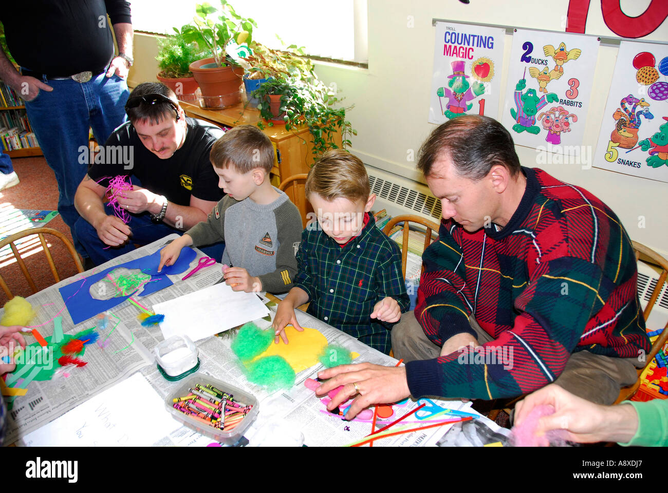 Padre assiste educative speciali report progressi giorno con figlio figlia che frequentano asili nido Scuola pre Foto Stock