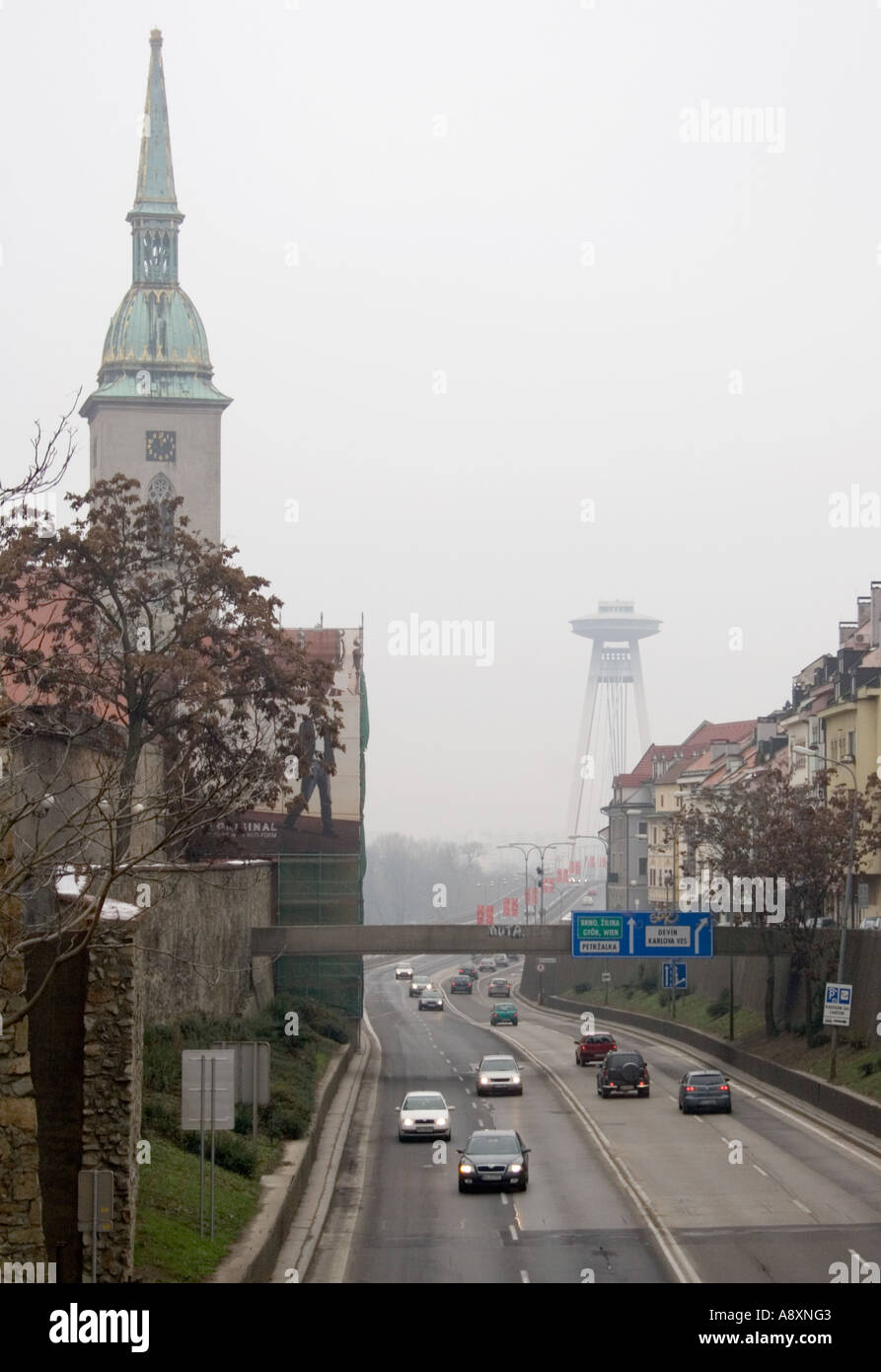 Un giorno grigio in Bratislava Slovacchia con St Martins Cattedrale e Novy la maggior parte Foto Stock