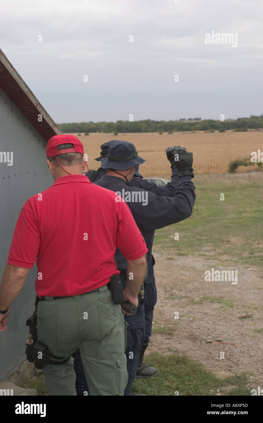 Ufficiali di formazione sul corretto uso di granate flashbang, un popolare dispositivo di distrazione da noi utilizzato l'applicazione della legge. Foto Stock